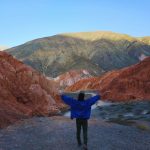 Turista mirando el Paseo de los Colorados en Purmamarca, Jujuy