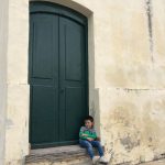 Niño sentado en puerta del convento San Bernardo, Salta