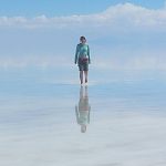 Mujer caminando en el Salar de Uyuni, Bolvia