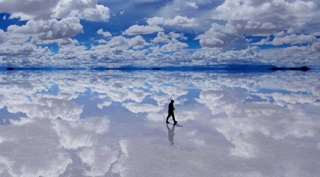Caminando por el Salar de Uyuni en Bolivia