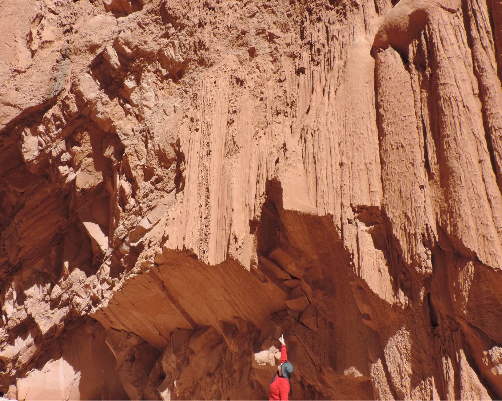 Turista en el camino a las Cuevas de Acsibi, Seclantás, Valles Calchaquies, Salta, Argentina