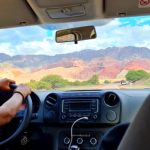Turistas camino a Cafayate, en la zona de la Quebrada de las Conchas, Salta, Argentina