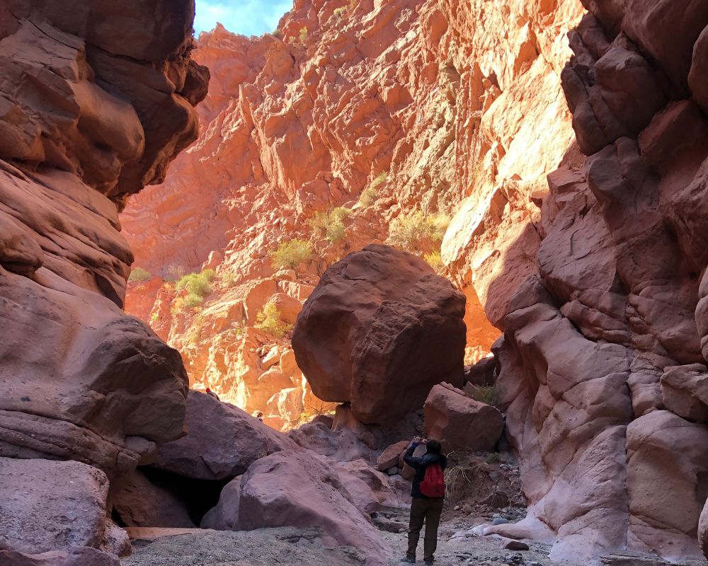 Quebrada de las Señoritas, turista fotografiando durante el trekking