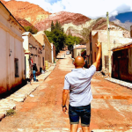 Turista saludando al Cerro 7 Colores, en Purmamarca, Jujuy