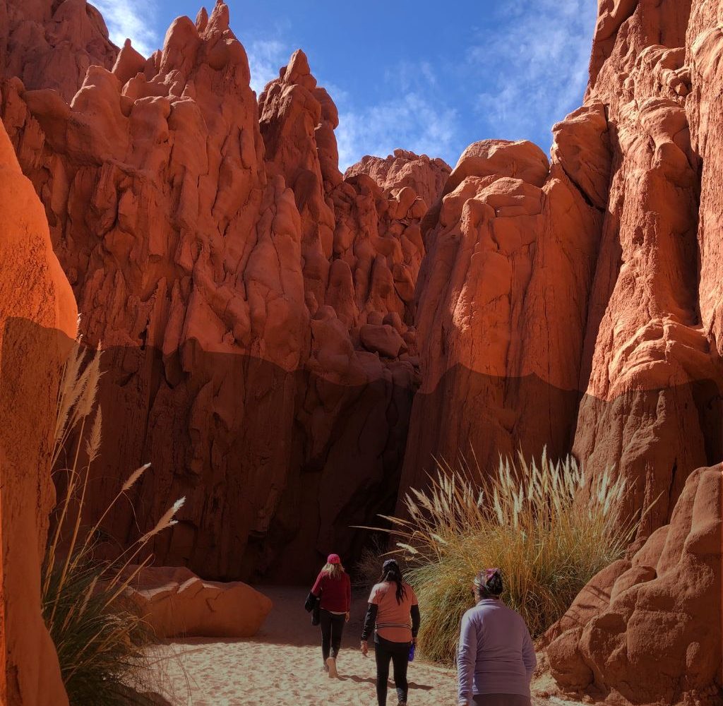 Turistas haciendo trekking a las cuevas de Acsibi, Seclantas, Salta