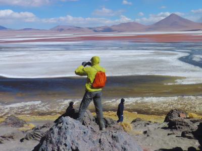 viajero observando paisaje andino durante viaje internacional