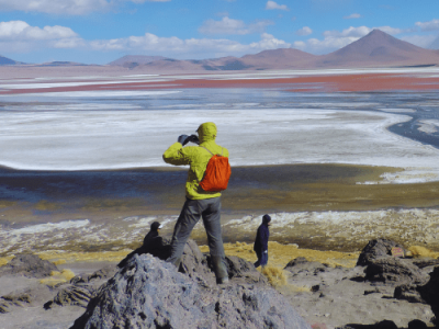 viajero observando paisaje andino durante viaje internacional