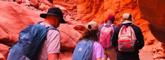 turistas haciendo trekking en la quebrada de las señoritas, humahuaca, jujuy