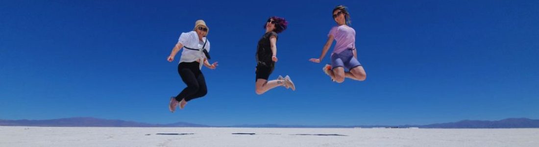 Turistas saltando en Salinas Grandes