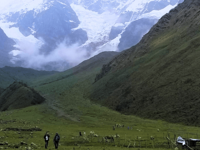 Turistas haciendo el camino de Salkantay, Perú. Experiencia Machu Picchu