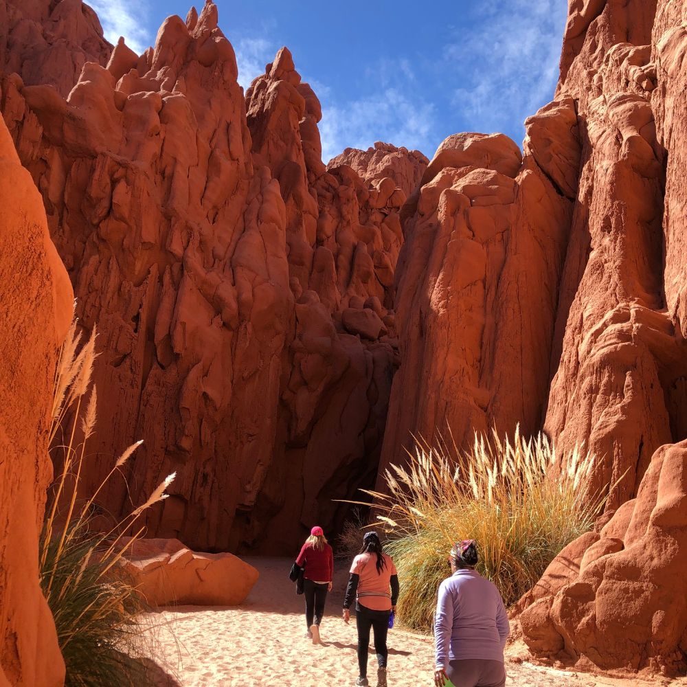 Personas haciendo trekking a Cuevas de Acsibi, Salta