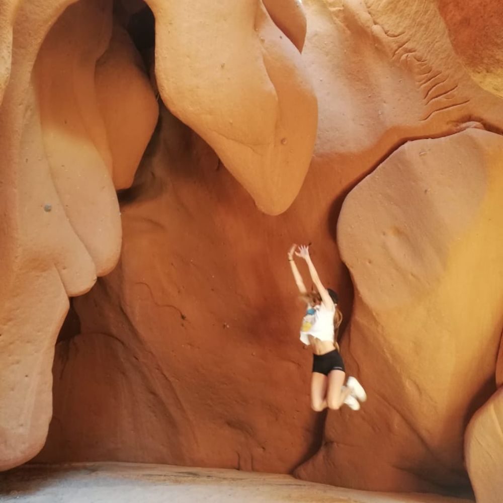 Turista saltando feliz en las Cuevas de Acsibi, Salta