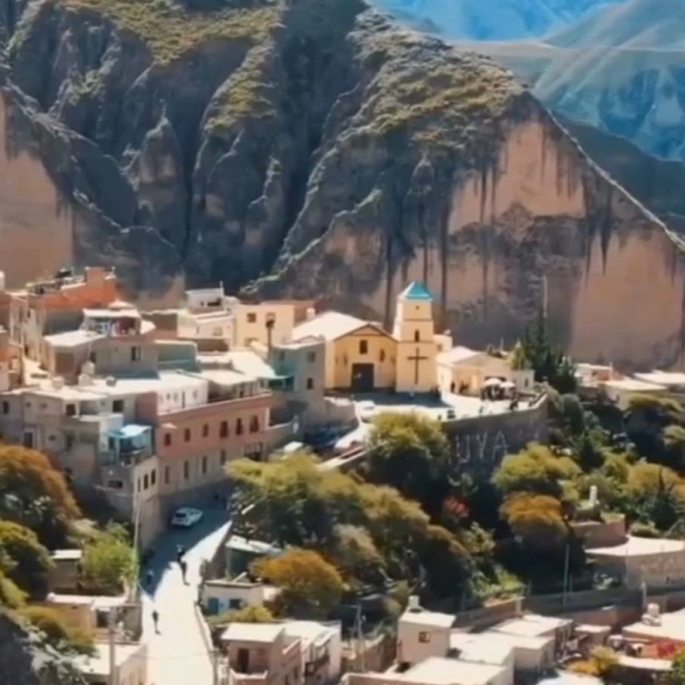 Vista del pueblo e iglesia de Iruya, Salta, Argentina