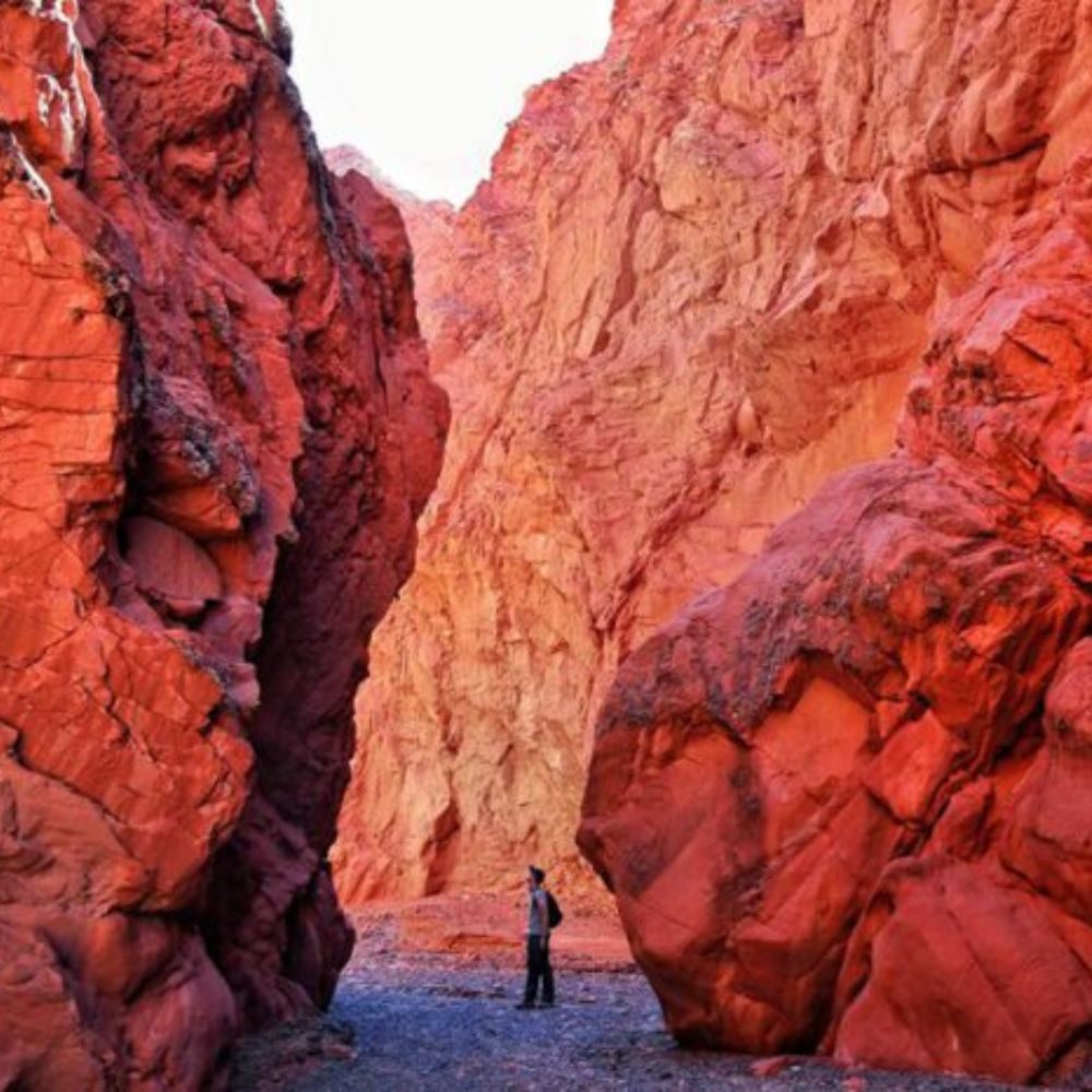 Turista haciendo trekking a Quebrada de las Señoritas, Jujuy