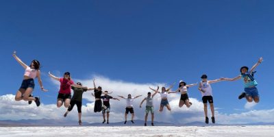 Familia de turistas, saltando felices en las Salinas Grandes, Jujuy