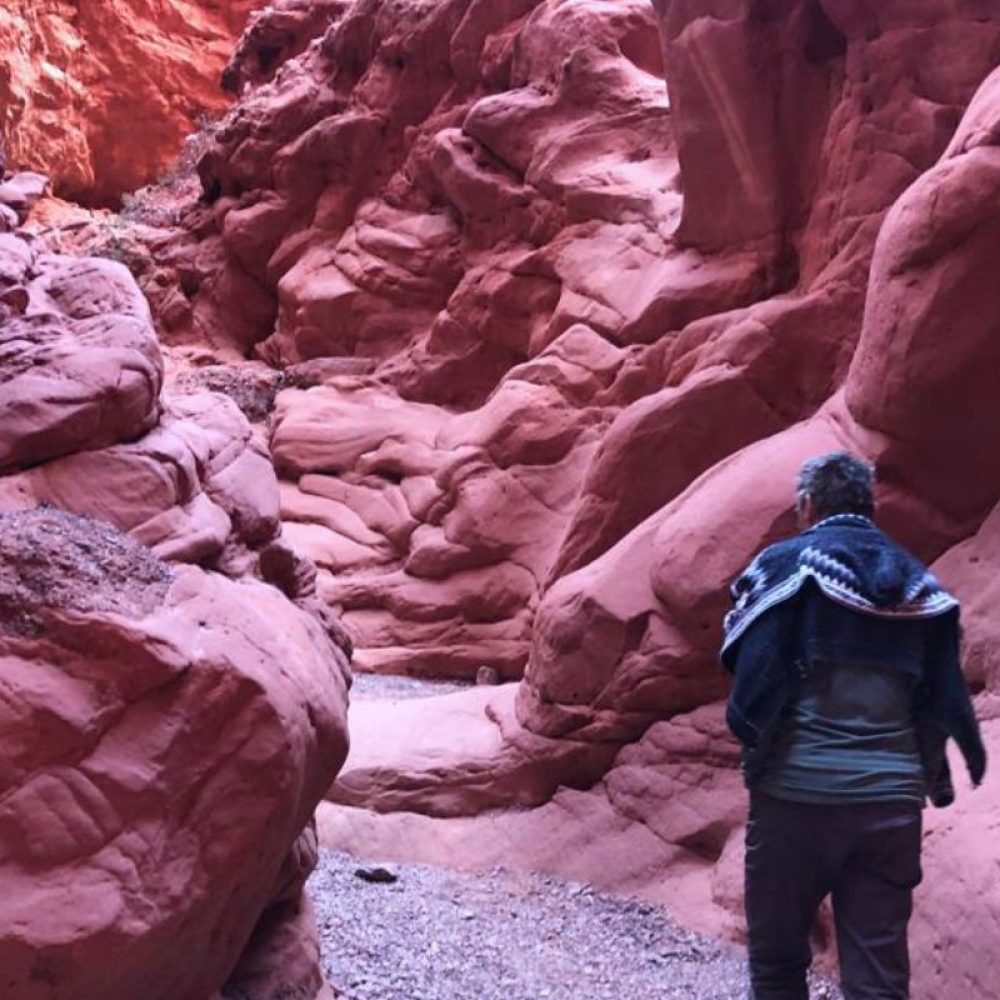 Turista ingresando a la Quebrada de las Señoritas en Humahauca, Jujuy