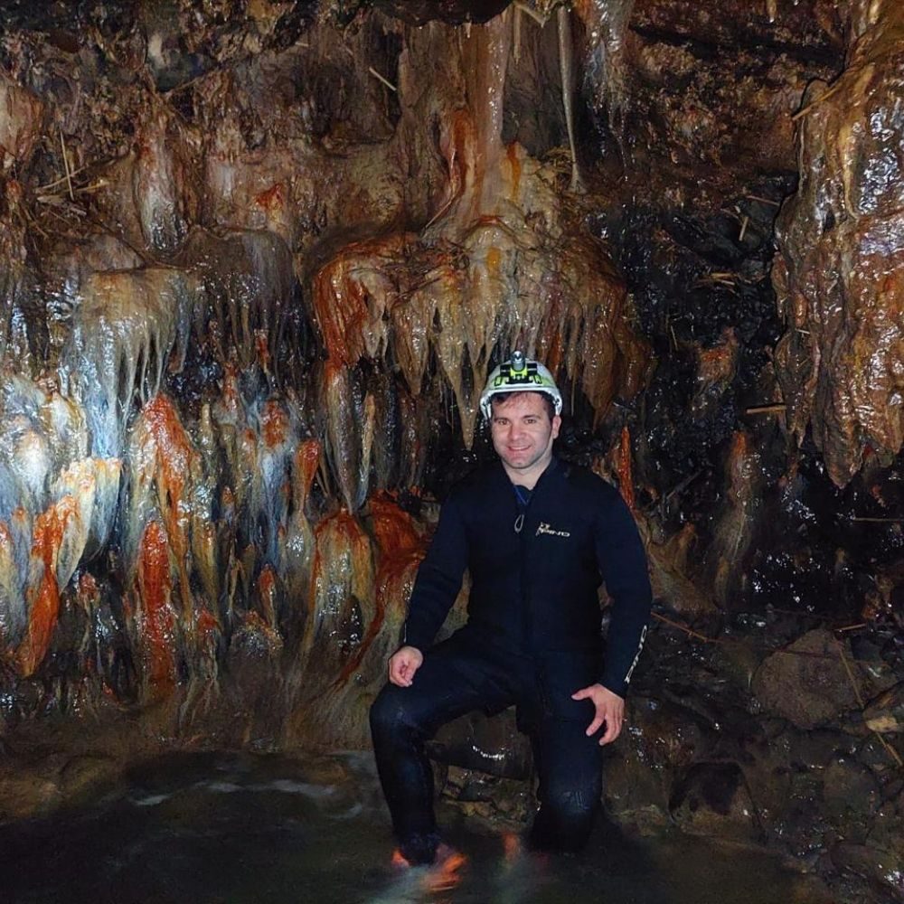 Turista en la Caverna del Puente del Diablo, La Poma, Salta