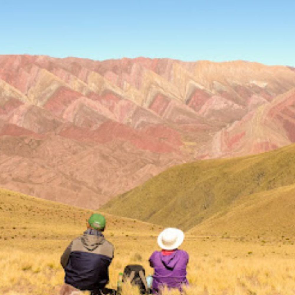 Turistas, relajados, disfrutando de la vista de las Serranías del Hornocal, Humahuaca, Jujuy