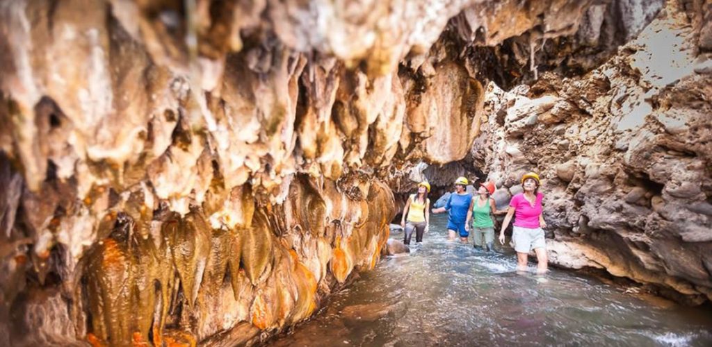 Turistas en el Puente del Diablo, La Poma, Salta