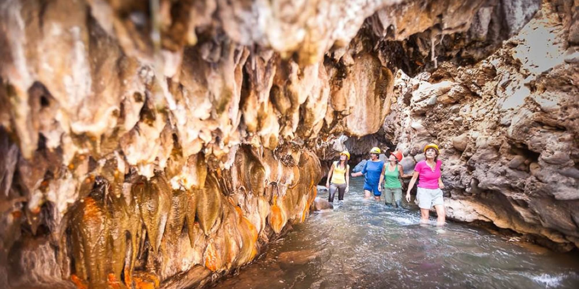 Turistas en el Puente del Diablo, La Poma, Salta